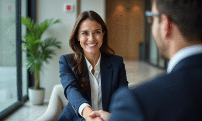 Femme en blazer navy souriante lors d'une entrevue en entreprise