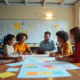 Groupe d'enseignants et étudiants collaborant dans une classe lumineuse