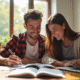 Jeune couple étudiant ensemble au bureau lumineux
