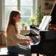 Jeune fille au piano dans un salon lumineux