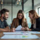 Trois professionnels divers discutant autour d'une table moderne